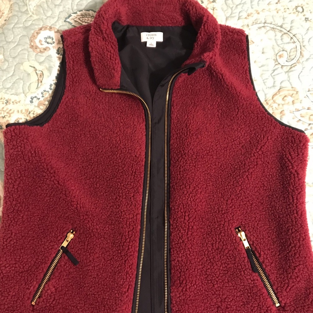 Crown and Ivy fleece vest